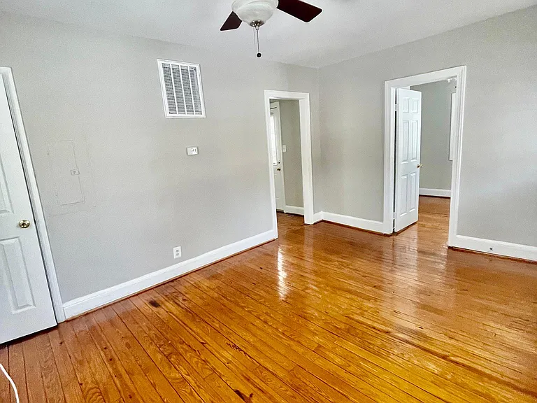 99 Alexandria Pike — Photo 4