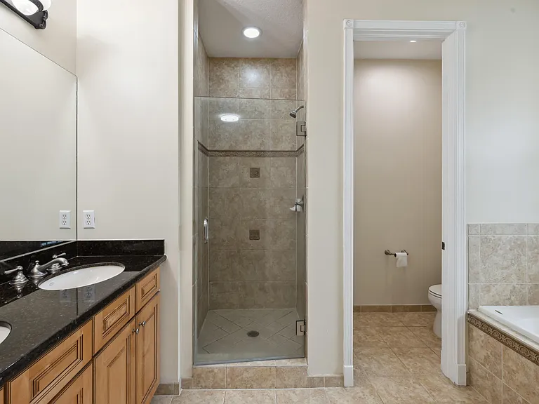 810 NW 83rd Ln — Photo 13