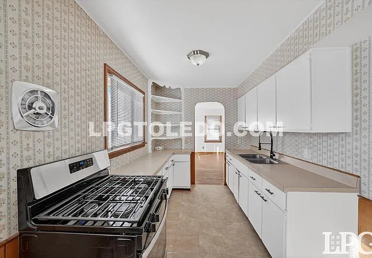 1525 Akron St — Photo 9