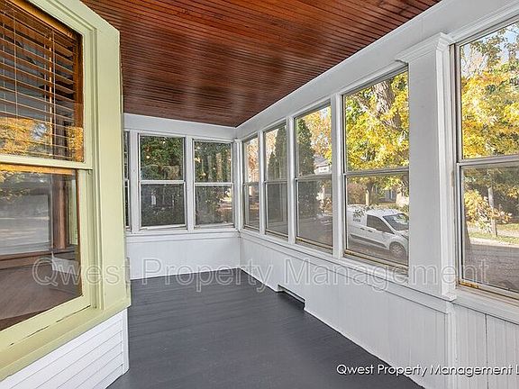 3rd image of 728 Hawthorne St NE