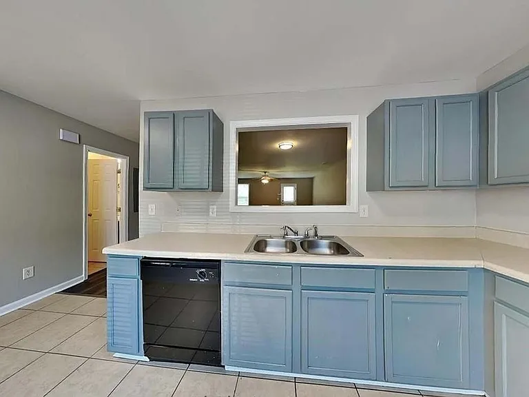 Maple Place Apartments — Photo 3