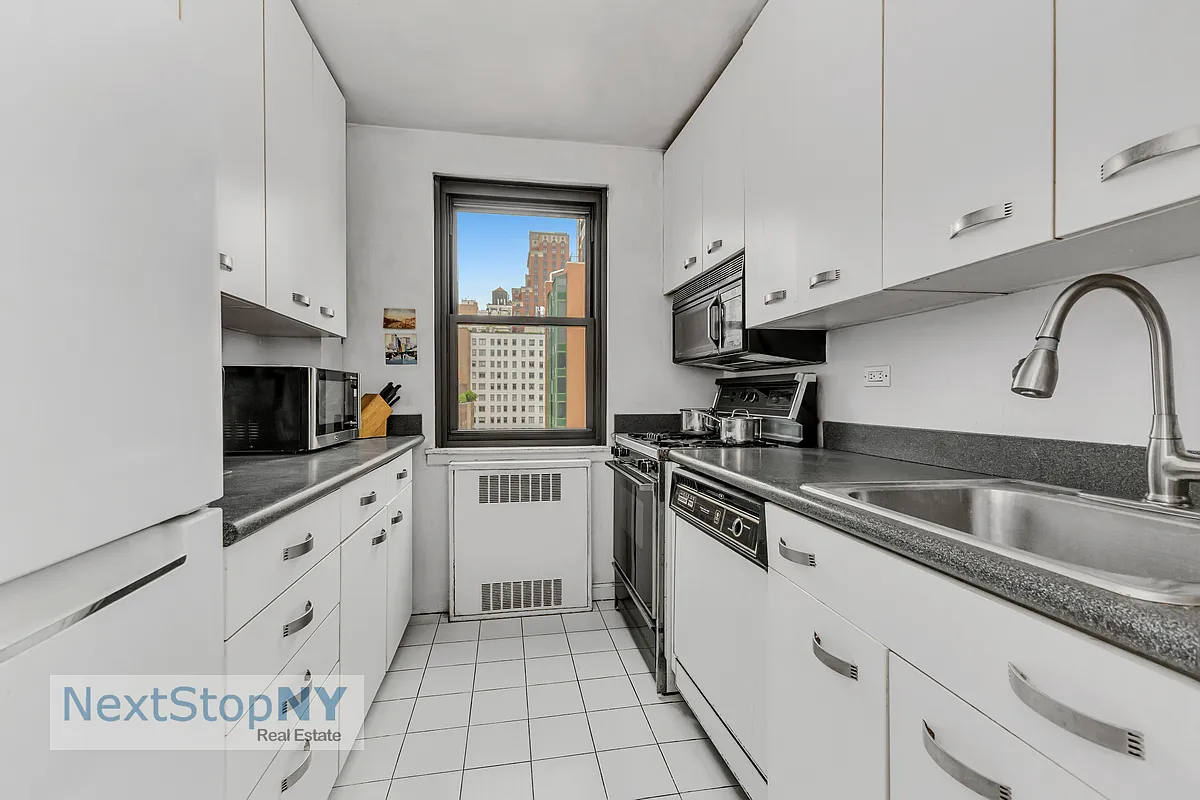 233 East 69th Street — Photo 2