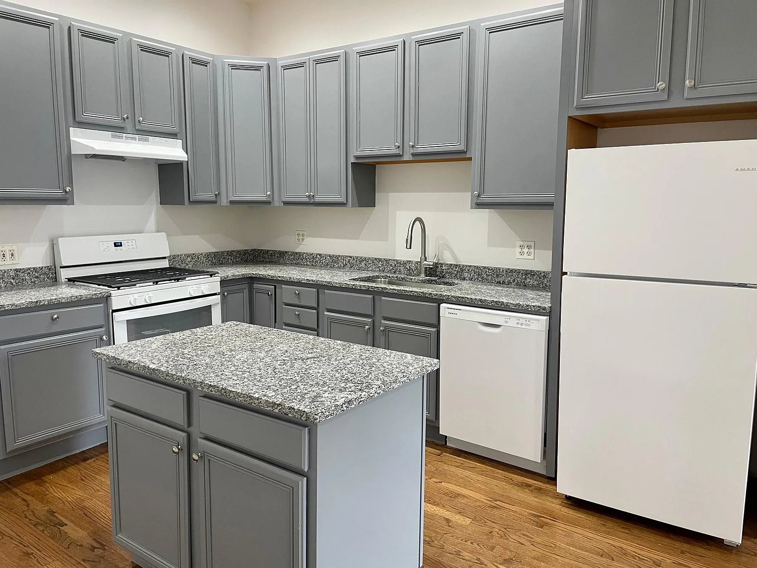 3 bed, $2,800 — Photo 2