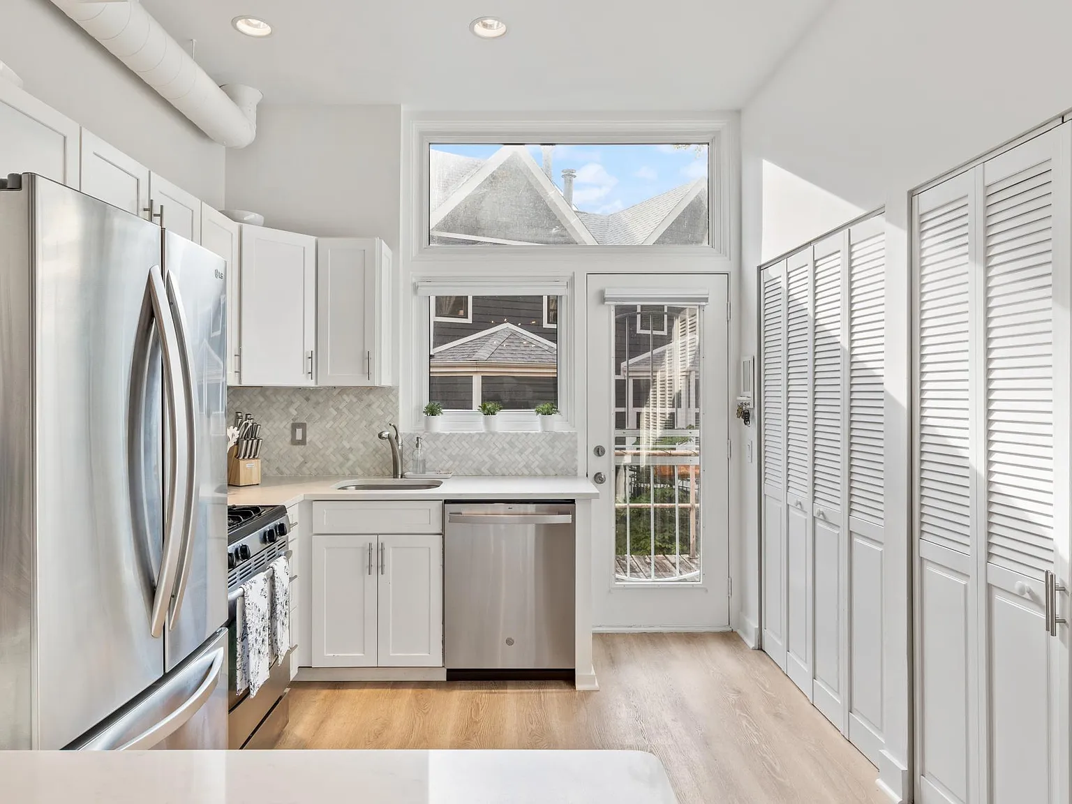 1140 W Newport Ave — Photo 4