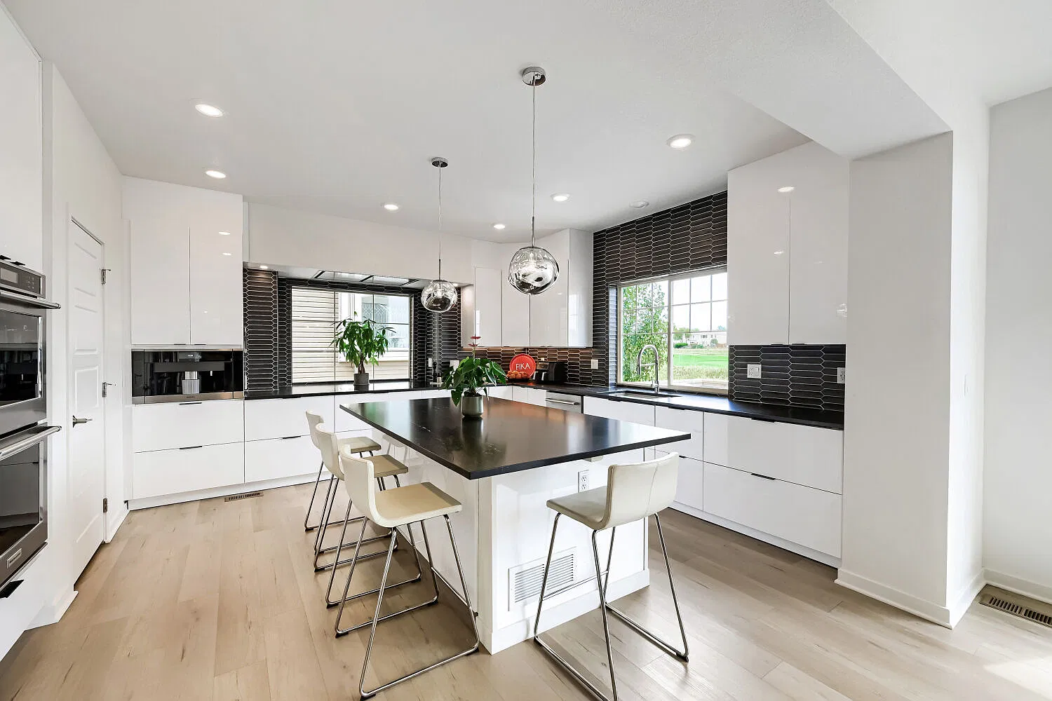 5 bed, 4540 sqft, $4,400 — Photo 2