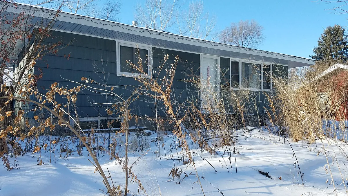 Building Photo - 303 Village Dr