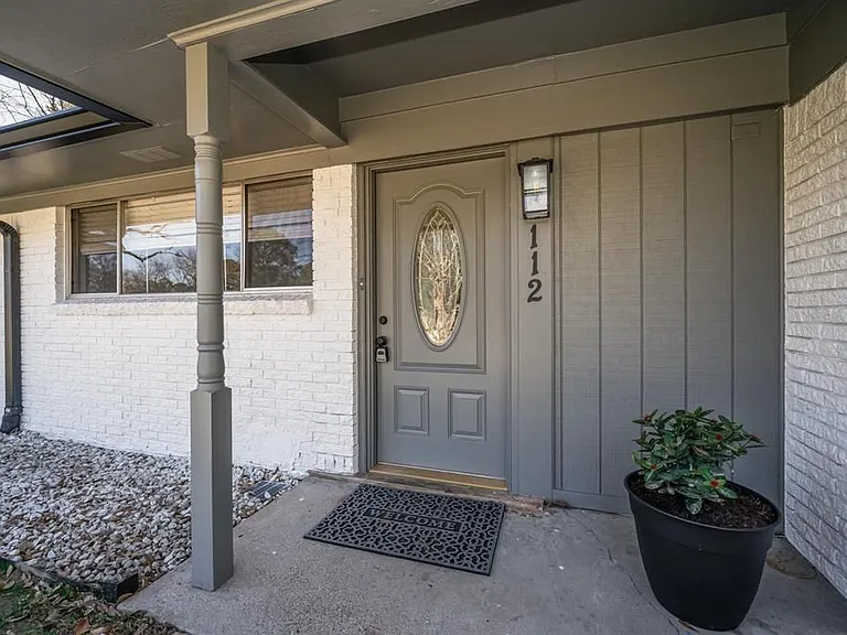 112 E Fairlane Dr — Photo 3