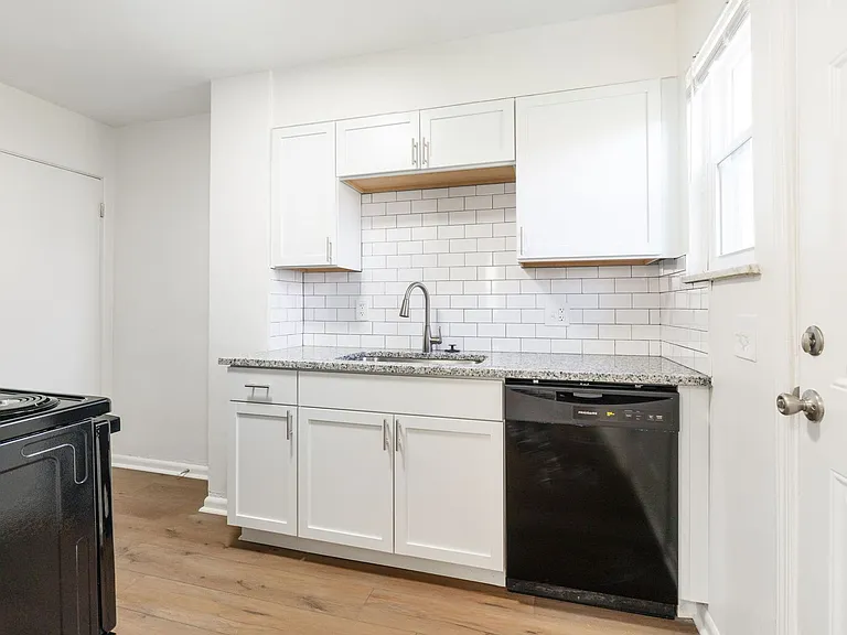 4040-4042 Halsey Pl — Photo 5