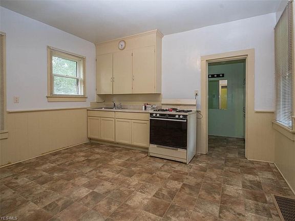 3rd image of 467 Cherry Fork Ave