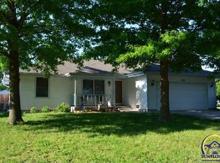 400 NE Oak Ln, Topeka, KS 66617