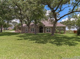 137 S Abrego Xing, Floresville, TX 78114