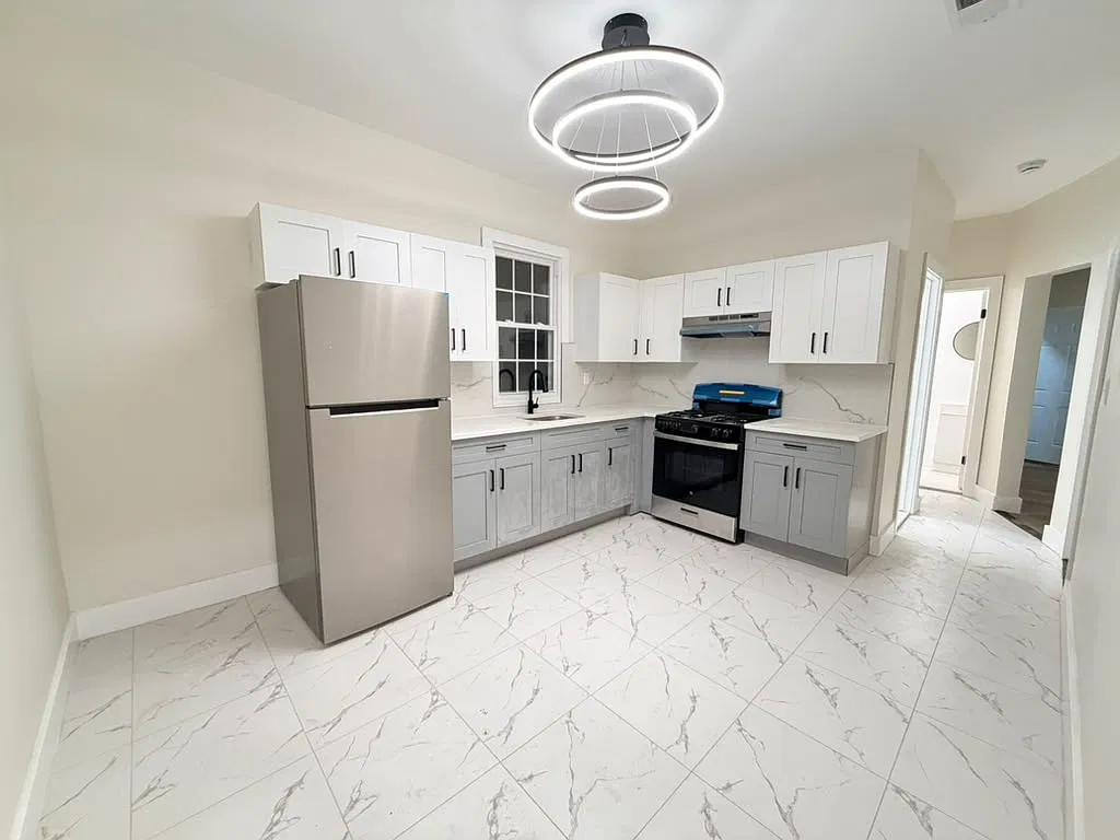 4 bed, 1.5 bath, $2,700 — Photo 2