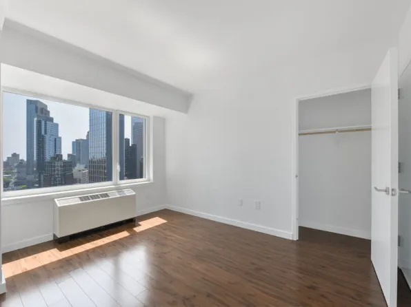 7 Dekalb Avenue image 3 of 8