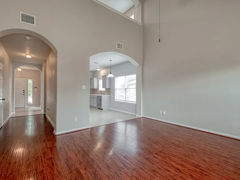 211 Hanstrom Dr — Photo 7