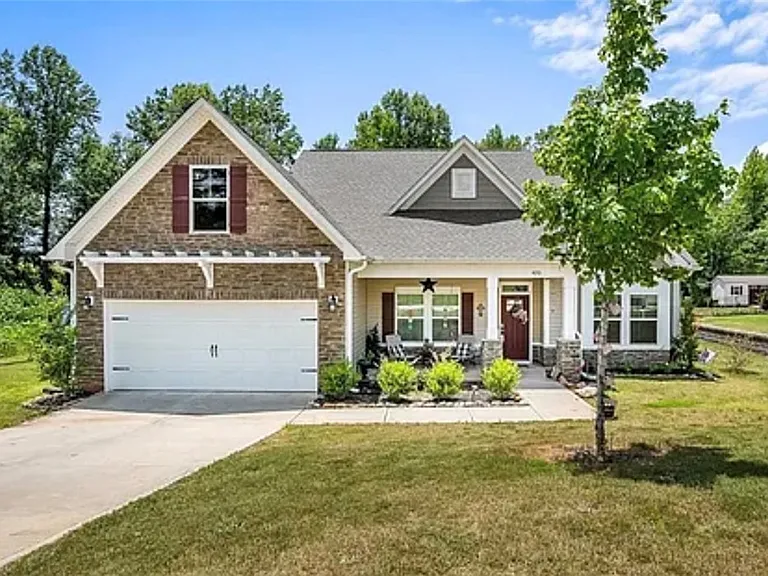 490 Twin View Dr — Photo 1