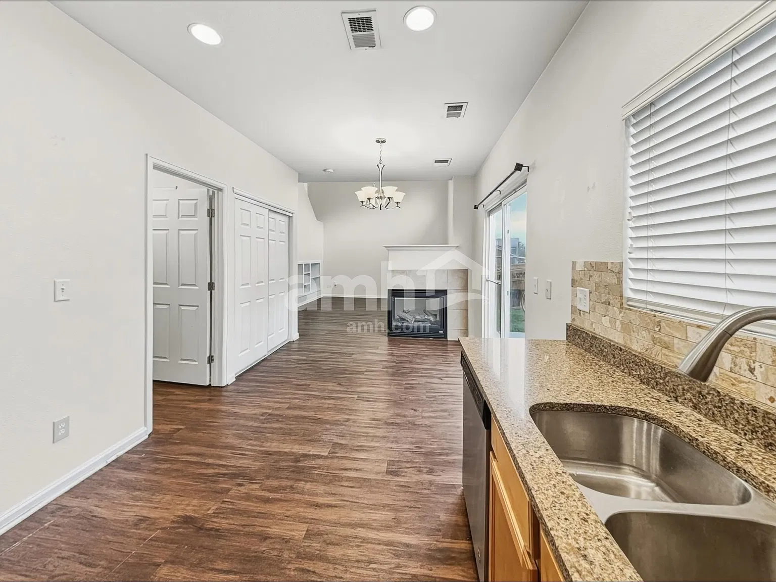 3 bed, 2.5 bath, 1421 sqft, $2,525 — Photo 4
