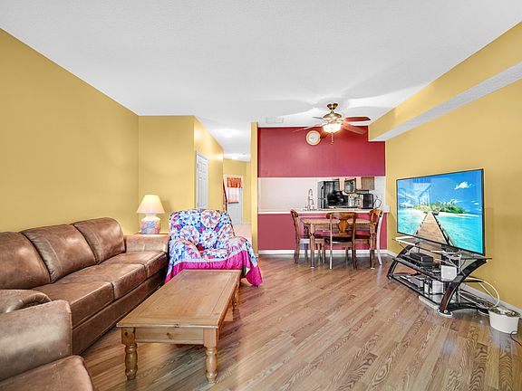 3rd image of 1406 Golfview Dr