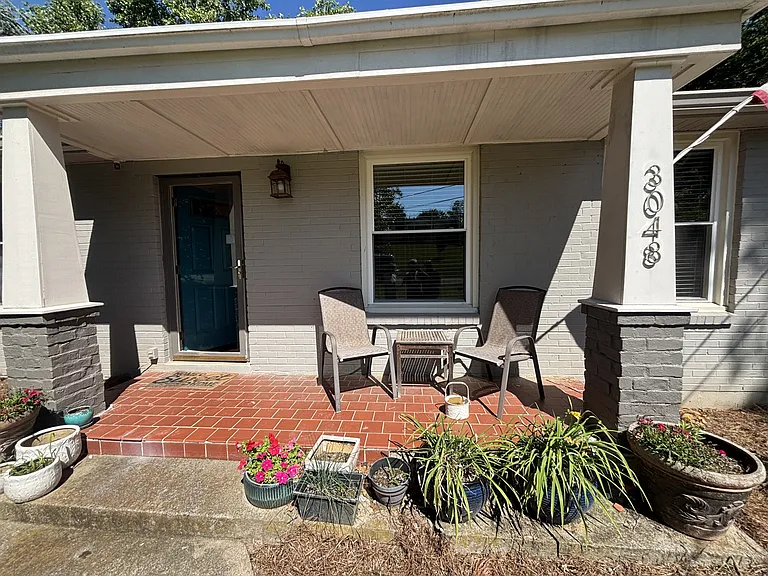 3048 Edgemont Dr — Photo 2
