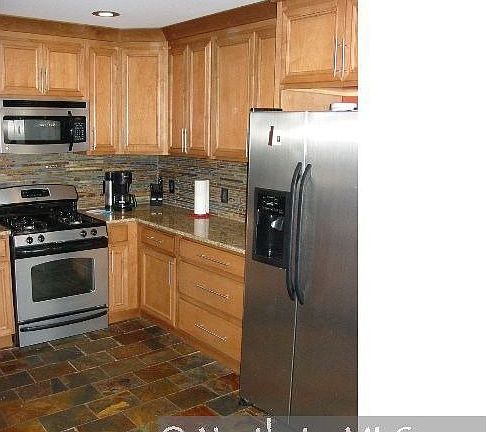 3rd image of 225 Thompson Ave W