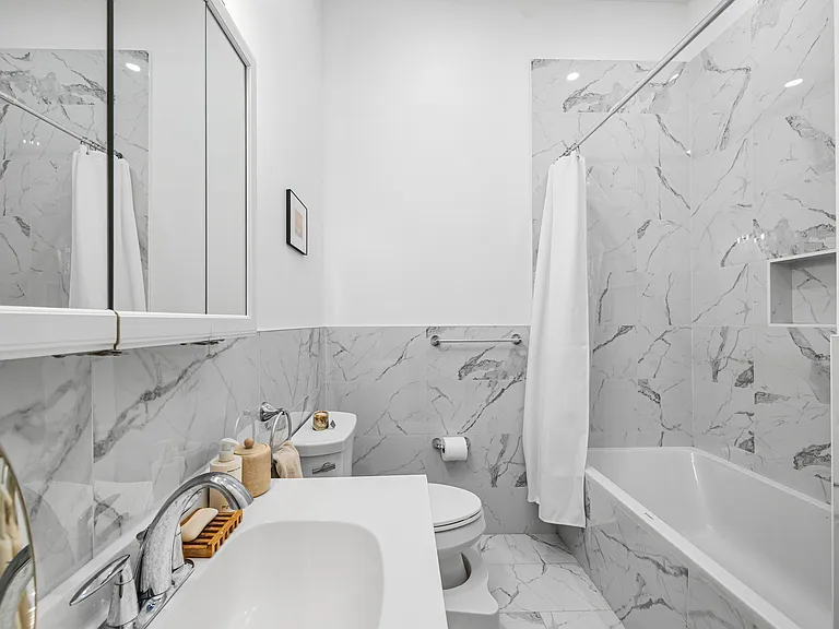 546 Hudson St #3 — Photo 8