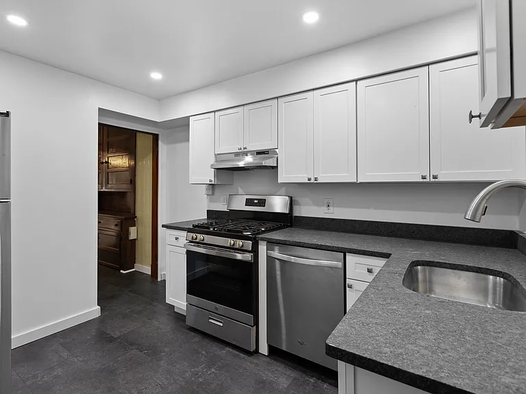 5500 Bartlett St — Photo 16