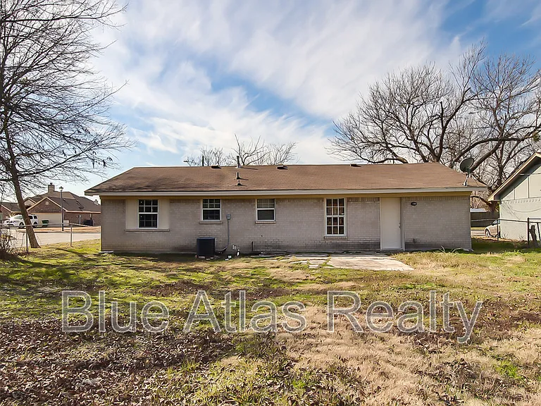 702 Catherine Ln — Photo 19