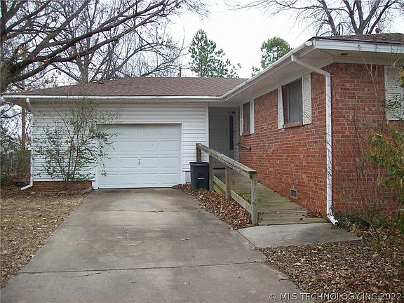 3rd image of 1003 Lewis St