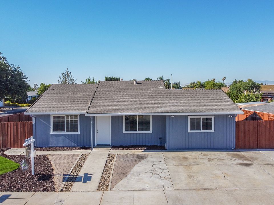 LOW MAINTENANCE FRONT YARD 
NEWLY PAINTED EXTERIOR