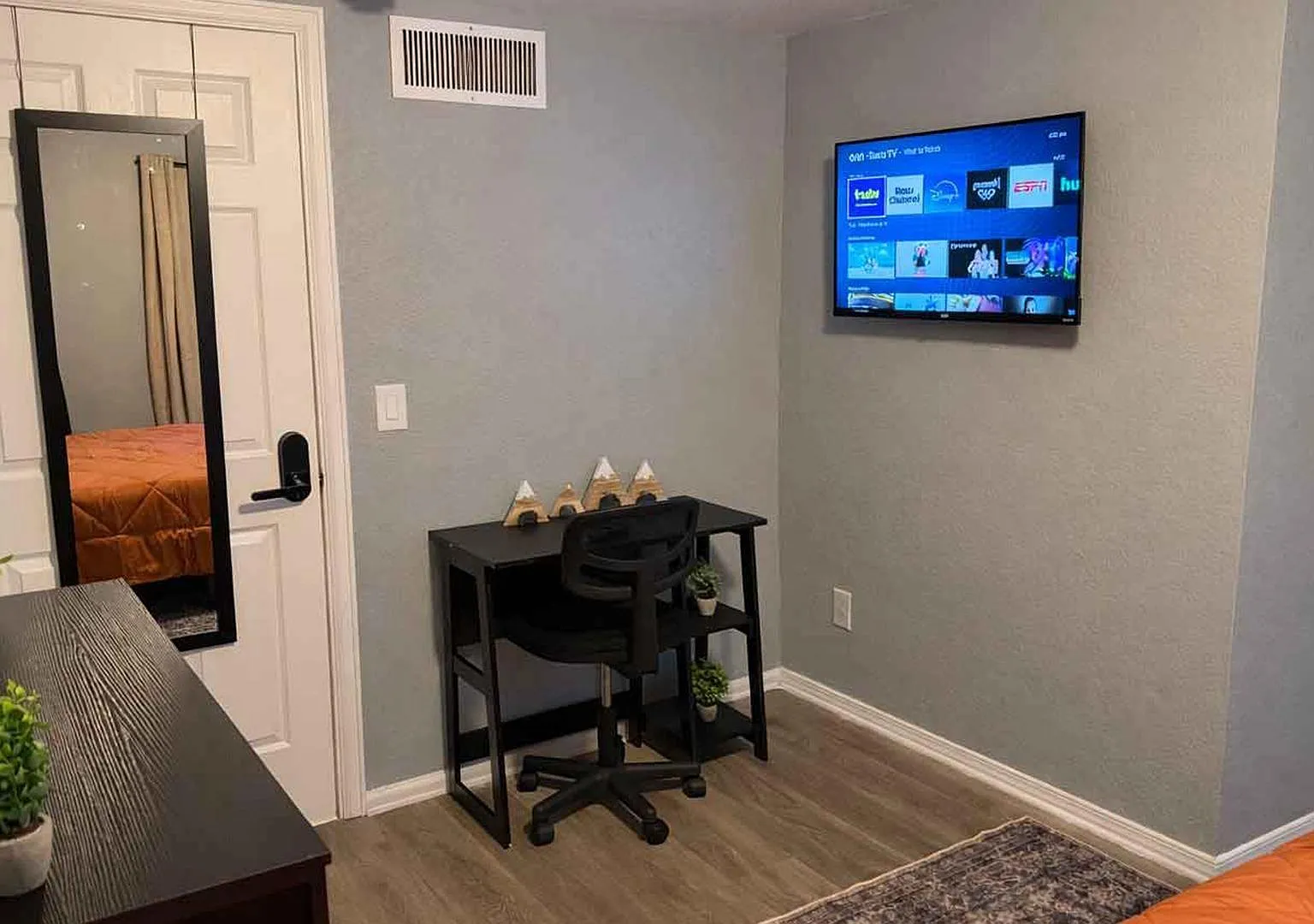 4 bed, 4.0 bath, 3000 sqft, $996 — Photo 3