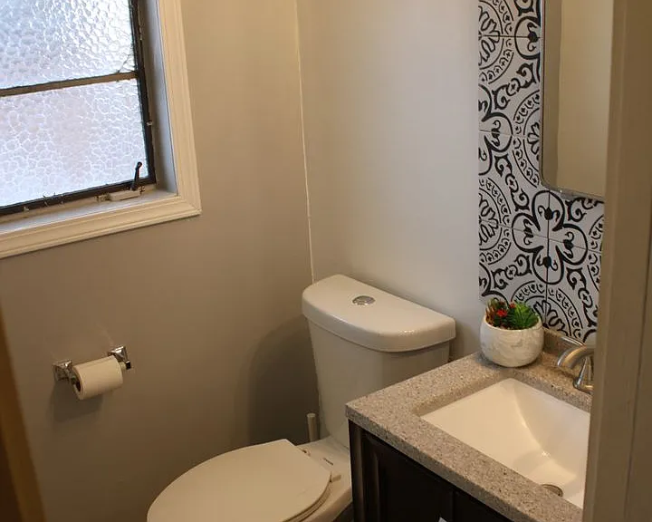 704 N Sanders St — Photo 12