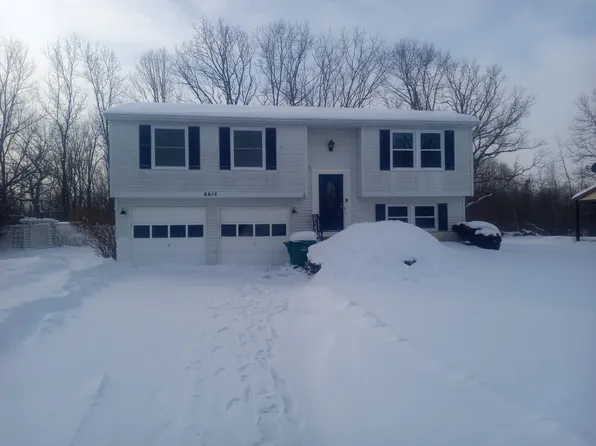 6614 Royal Pkwy S, Lockport, NY 14094