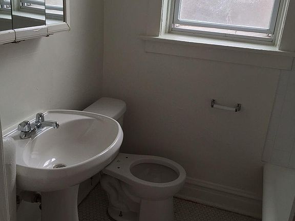 5th image of 6606 N Ashland Ave APT 1F