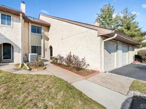 35 Tennyson Dr, Plainsboro, NJ 08536