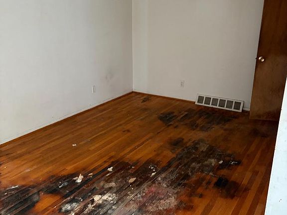 4th image of 727 Arnold St