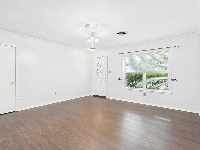 1402 Village Dr — Photo 6