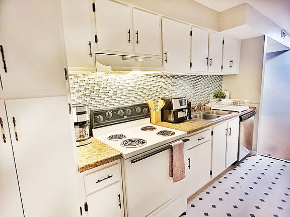 3rd image of 135 Kingsbury Dr #135