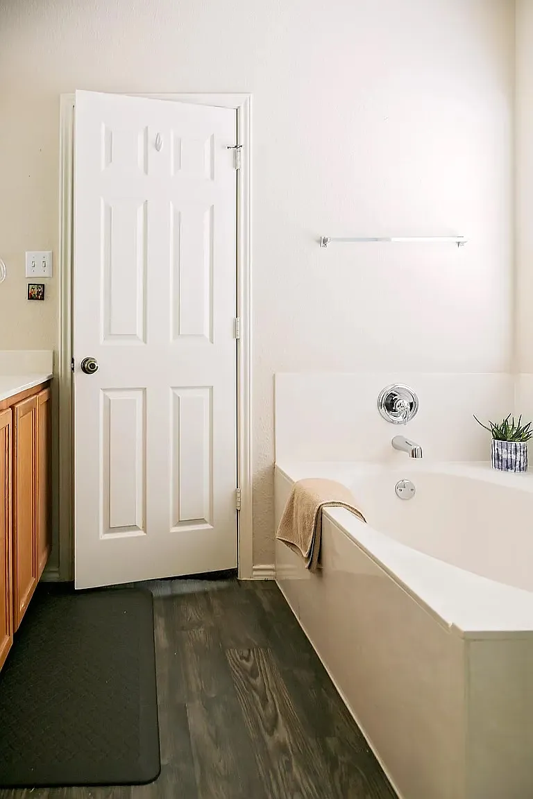 4 bed, 2.5 bath, 2194 sqft, $2,100 — Photo 4