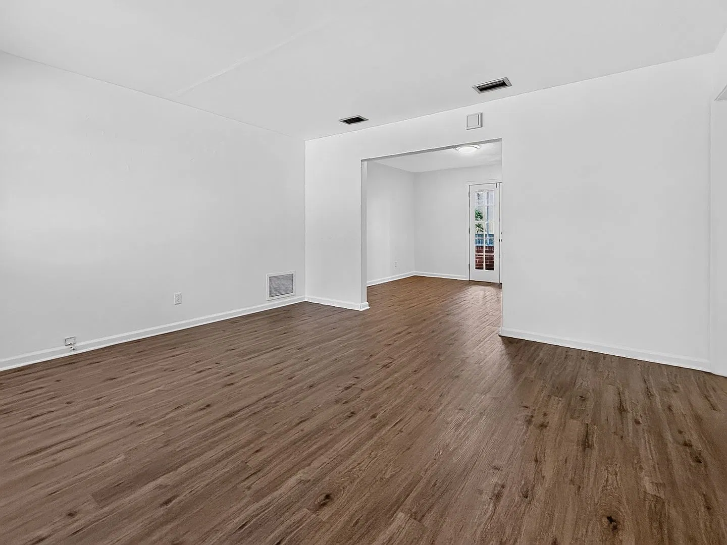 Spacious 3-Bedroom Home in Arlington! — Photo 4