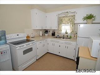 4th image of 915 Seborn Ave