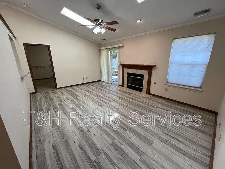 4 Village Pkwy — Photo 3