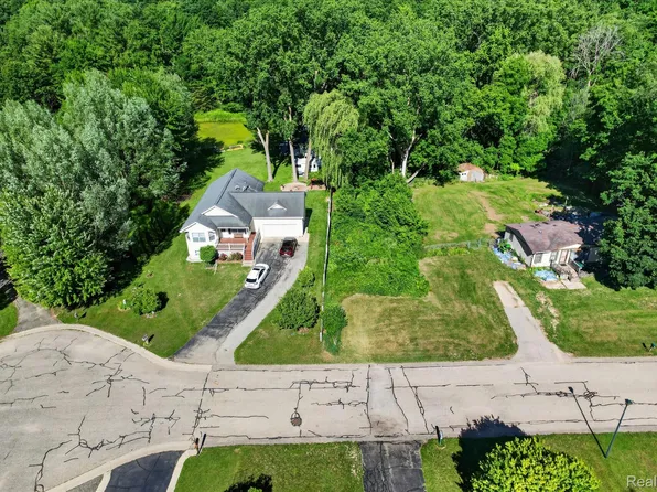 4975 Pleasantcreek Ave NE, Comstock Park, MI 49321
