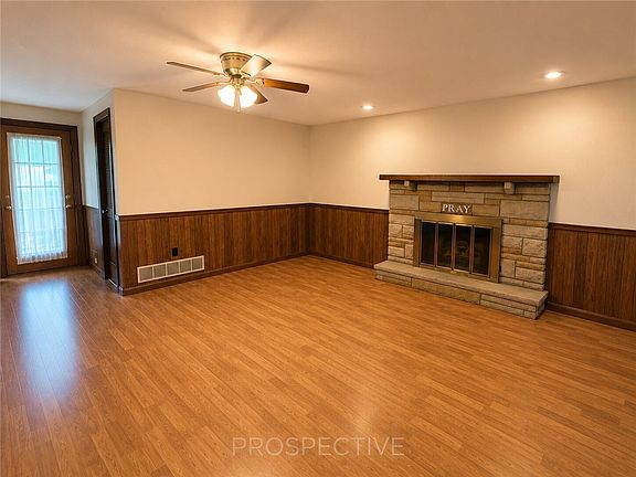 4th image of 2410 Willow Dr