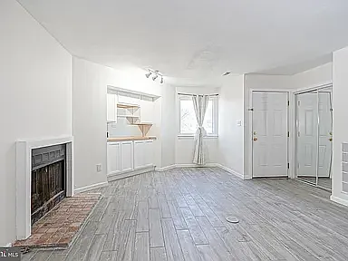 1065 Waldon Ct — Photo 4