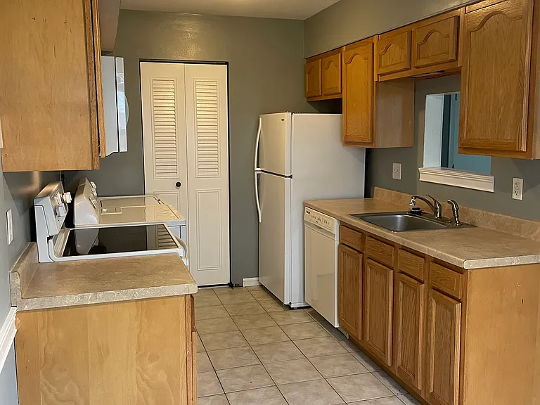 10027 Penrith Dr — Photo 6