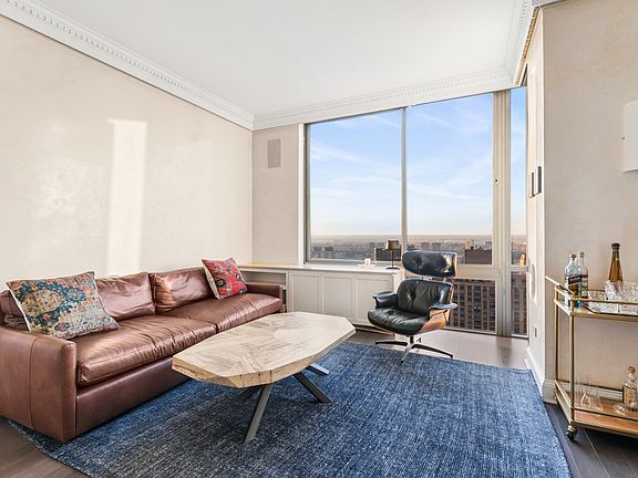3rd image of 101 W 67th St Ph 2F