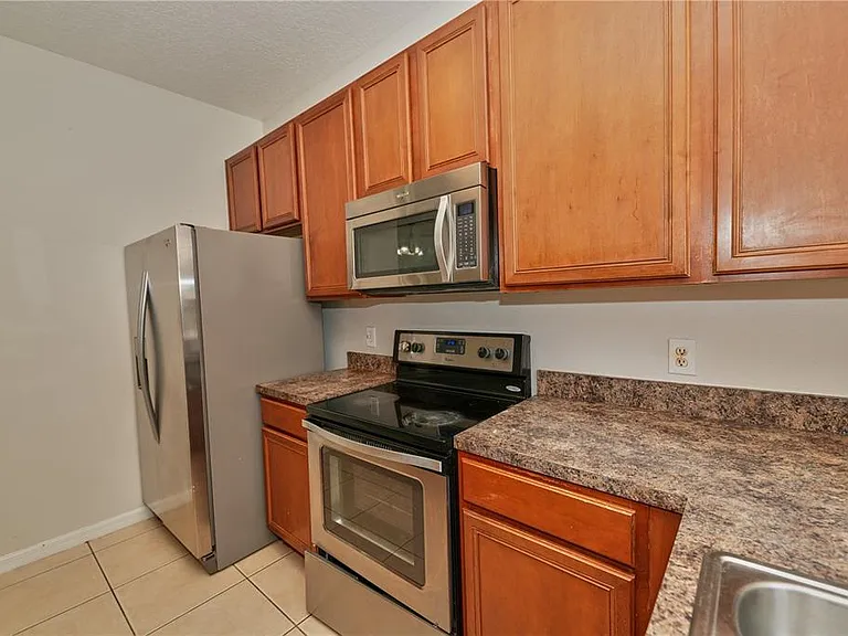 2730 Retreat View Cir — Photo 14