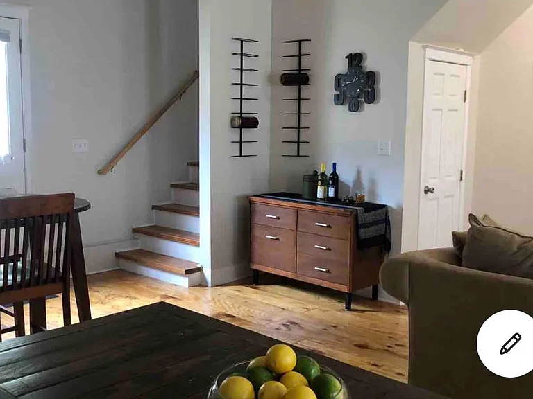 122 E 9th St #1 — Photo 1