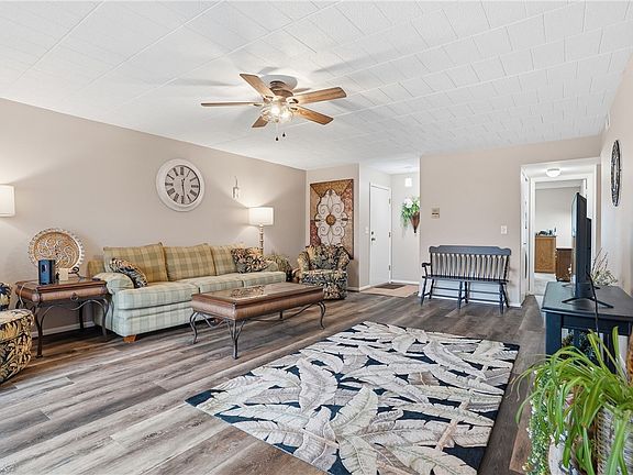 5th image of 203 Piper Ln