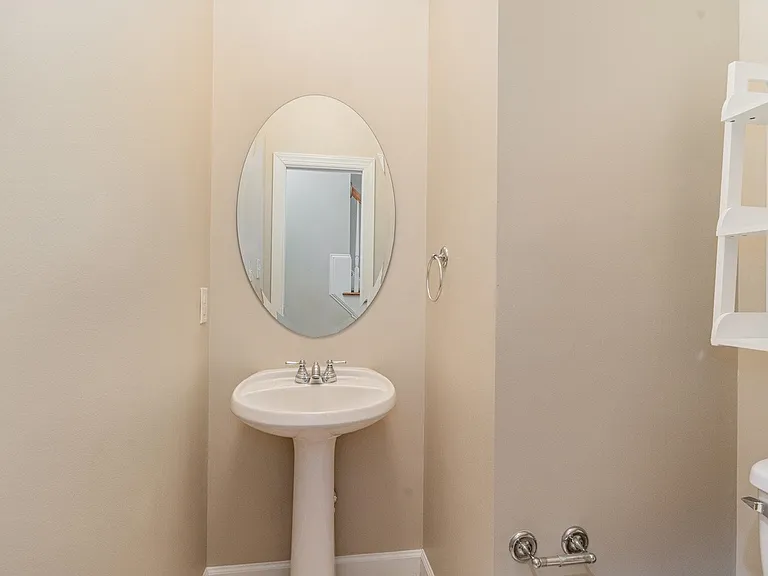 114 Primrose Ln — Photo 27