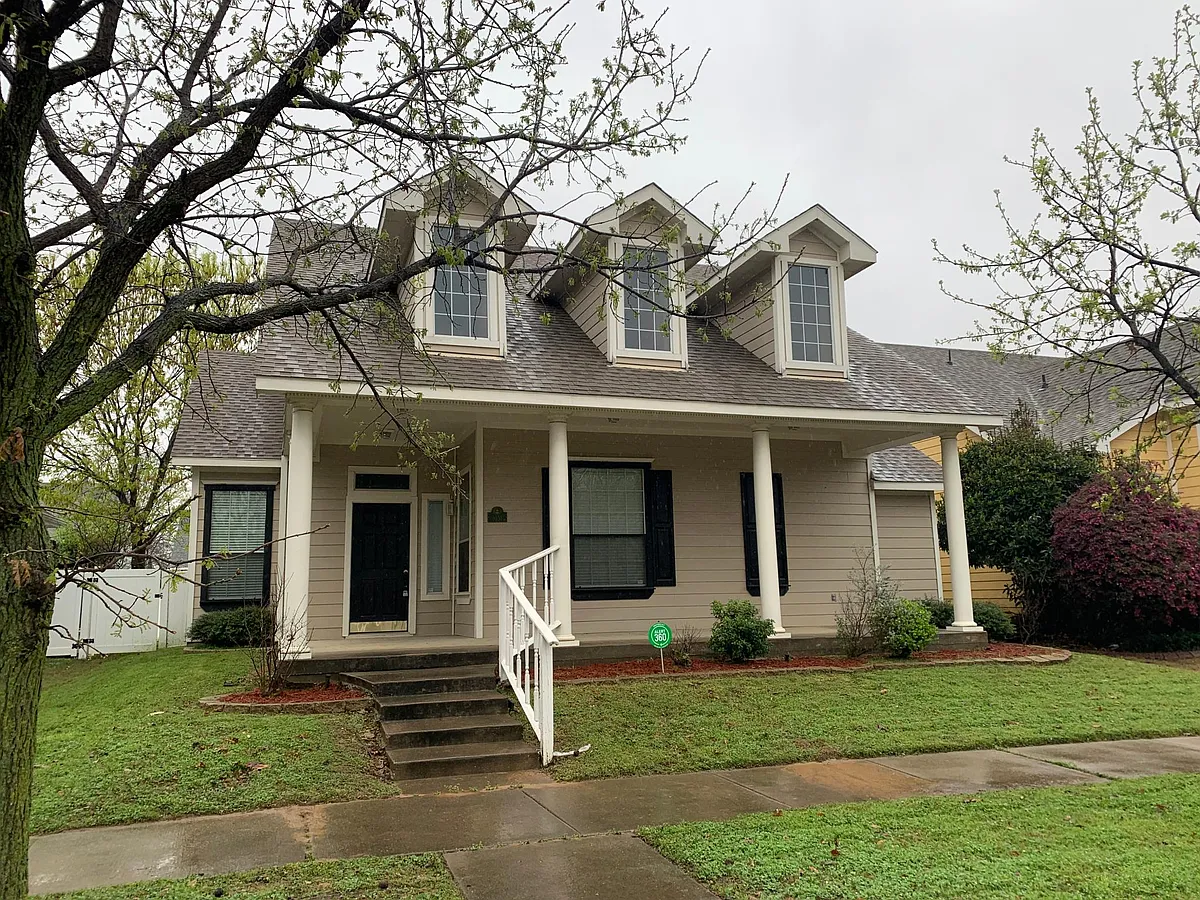 Building Photo - 1051 Elm Dr
